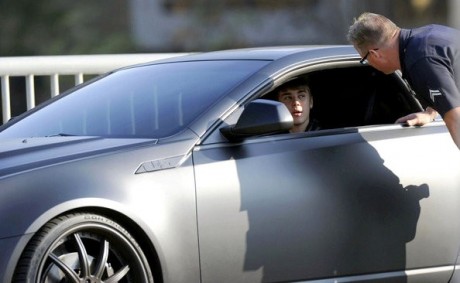 Como se diz "participar de um racha" em inglês? justin bieber gets pulled over for making unsafe turn inFlux