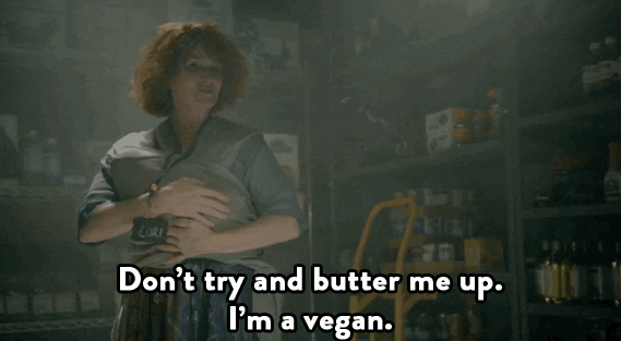 Mulher falando "Don't try to butter me up. I'm vegan" - o que significa "to butter someone up" em inglês - inFlux Blog