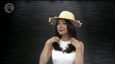 quentao-em-ingles

IMAGEM: Uma mulher usando roupa branca e um chapéu de palha decorado com renda amarela passa os dedos pelos cabelos, enrolando-os. Ao fundo, vemos bandeirinhas coloridas.
