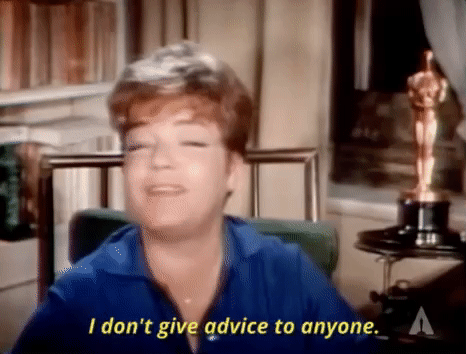 dar-conselho-em-ingles

IMAGEM: Uma mulher loira de cabelos curtos usando uma blusa azul fala ao lado de uma estatueta do Oscar.